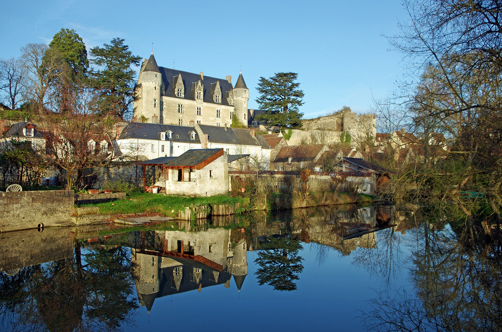 Le château et le village de Montrésor Le château et le village de Montrésor